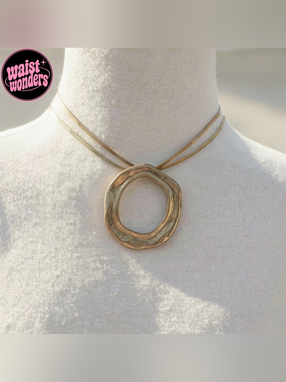 Gold necklace with gold chain and ring detail